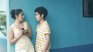 கம்பீரமான ஆடுகள் வாயால் மலையாளி மாமியின் வீடியோ நிற்கும் சேவலில் அமர்ந்திருக்கின்றன